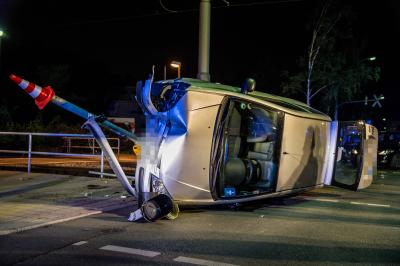 Fellbach: 85-jaehrige weicht mit PKW Radfahrer aus und landet auf der Seite